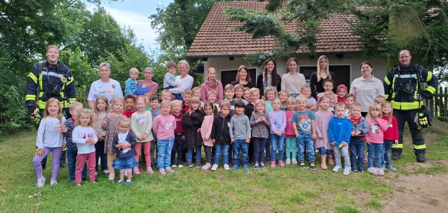 Kindergartenkinder, Erzieherinnen & Feuerwehrleute